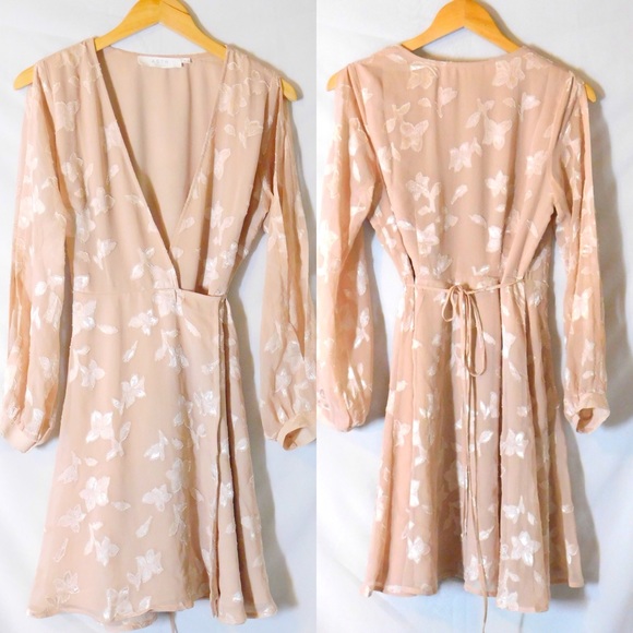 ASTR The Label Champagne Rose Burnout Floral Wrap Mini Dress Size Small - Picture 10 of 12